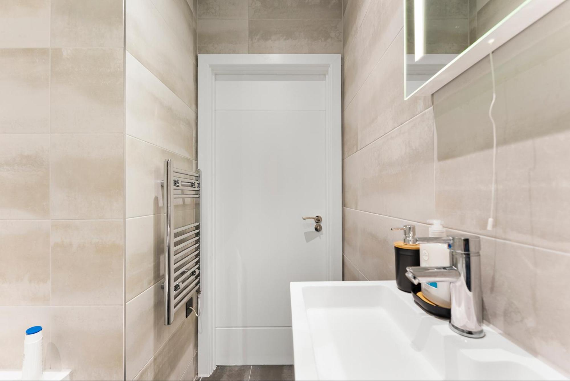 Stylish Two-bedroom Flat In Apartment *